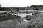 Poslední velká vodohospodářská úprava řeky Moravy v úseku mezi Hodonínem a Lanžhotem v 70. letech minulého století. Takto vypadalo odstavování ramene Moravy v roce 1973. Foto se svolením Povodí Moravy