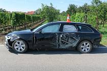 Havarované Audi po nehodě u ratíškovického vinařského areálu Slavín.