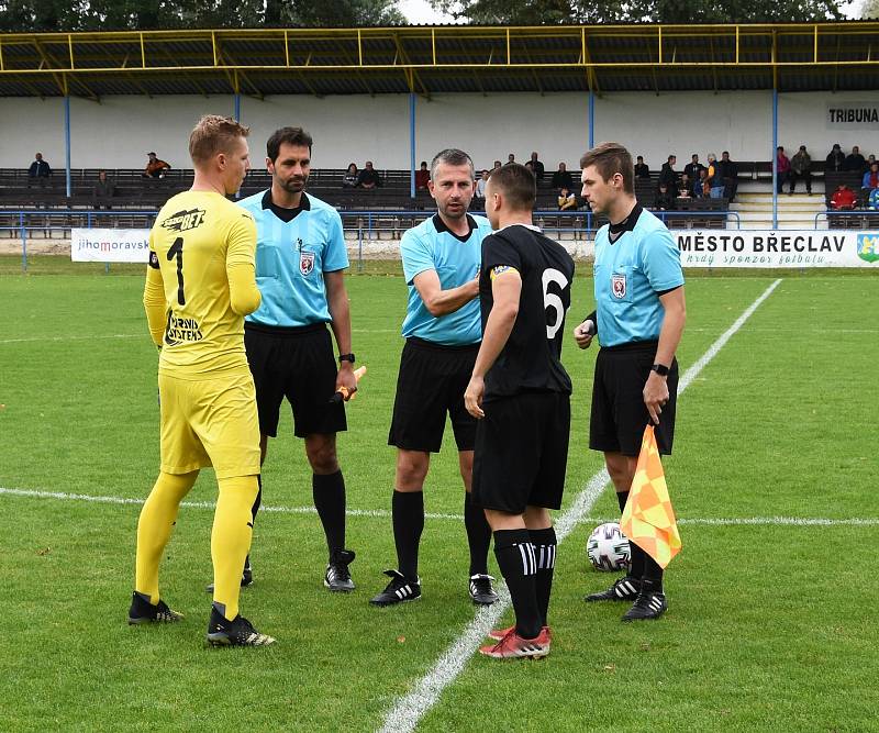 Fotbalisté Hodonína (v pruhovaném) zvítězili  v Břeclavi i díky rychlé brance z osmé minuty.