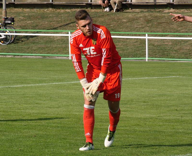 Fotbalisté Bzence (v černých dresech) oplatili Strání vyřazení z předkola MOL Cupu, když ve 4. kole divize D doma zvítězili se stejným soupeřem vysoko 6:0.