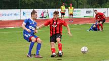 Hodonínští fotbalisté (v červeném) remizovali s Velkým Meziříčím 3:3.