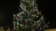 Rozsvícení vánočního stromu na historickém náměstí v Kyjově tradičně spojené s adventními trhy.