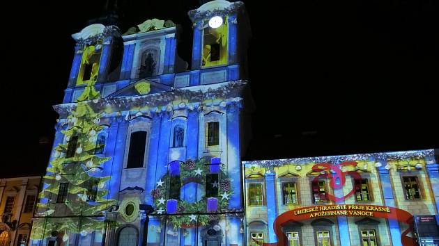 Videomapping na stěnách místního kostela všechny okouzlil.