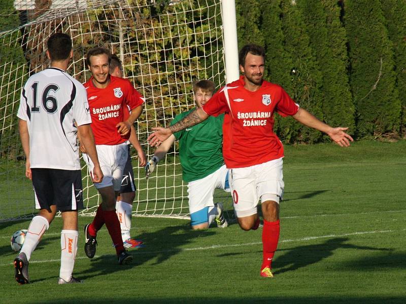 Fotbalisté Šardic (v červených dresech) přestříleli v prvním předkole krajského poháru rivala z Kyjova 5:4 a postoupili do další fáze jihomoravské soutěže.