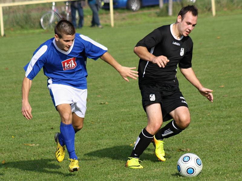 Nedělní duel v Lipově jednoznačně patřil útočníkovi Kozojídek Ondřeji Březinovi (vlevo), který skolil rivala pěti brankami. Vedoucí tým okresního přeboru vyhrál jasně 6:1.