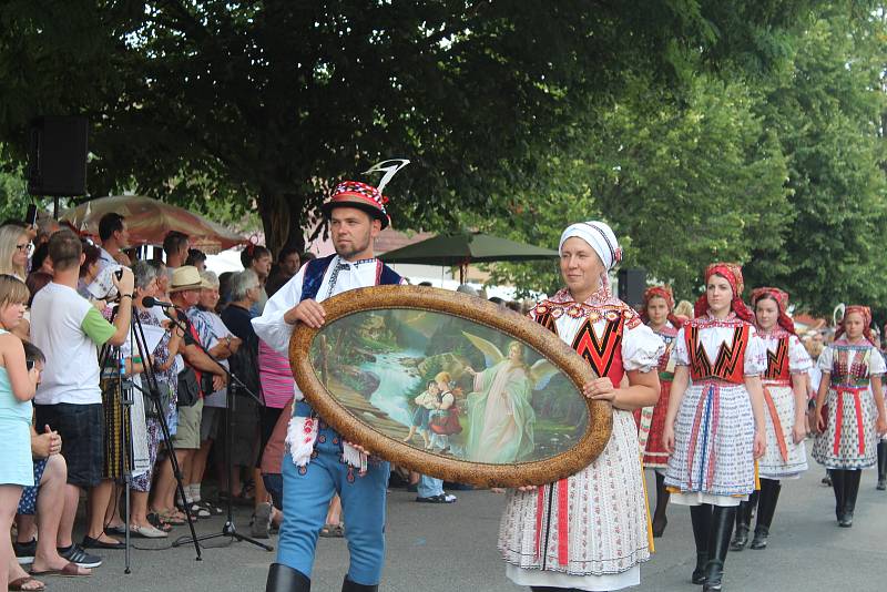 Na Horňácku se po čtyřech letech konal krojovaný průvod