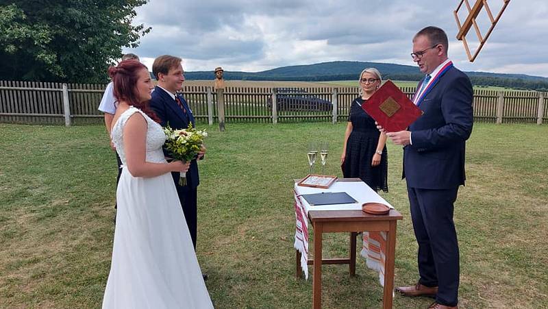 Svatba zpěvačky Terezy Nálevkové s hercem a hudebníkem Vojtěchem Havelkou v Kuželově u historického větrného mlýna.