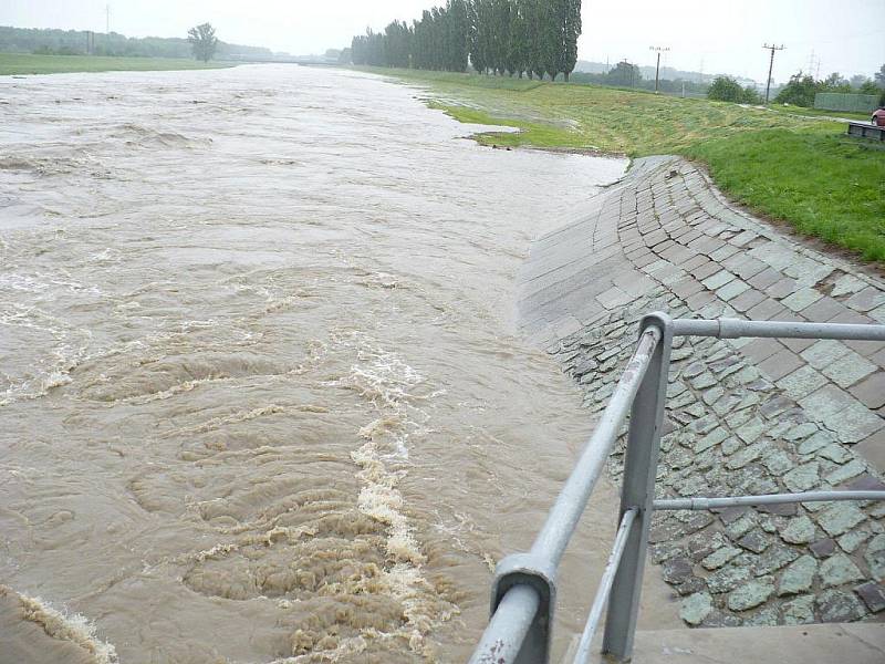 Řeka Morava u Hodonína v pondělí 17. května po 16.00