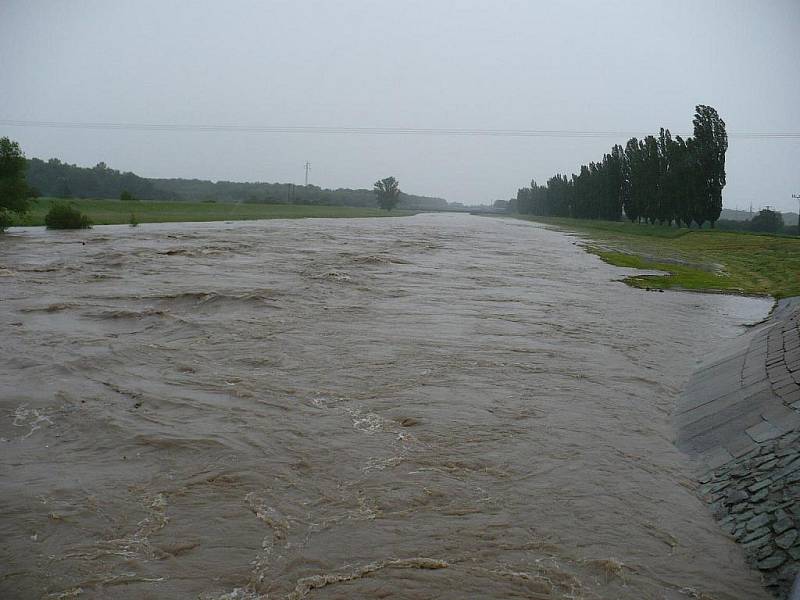 Řeka Morava u Hodonína v pondělí 17. května po 16.00