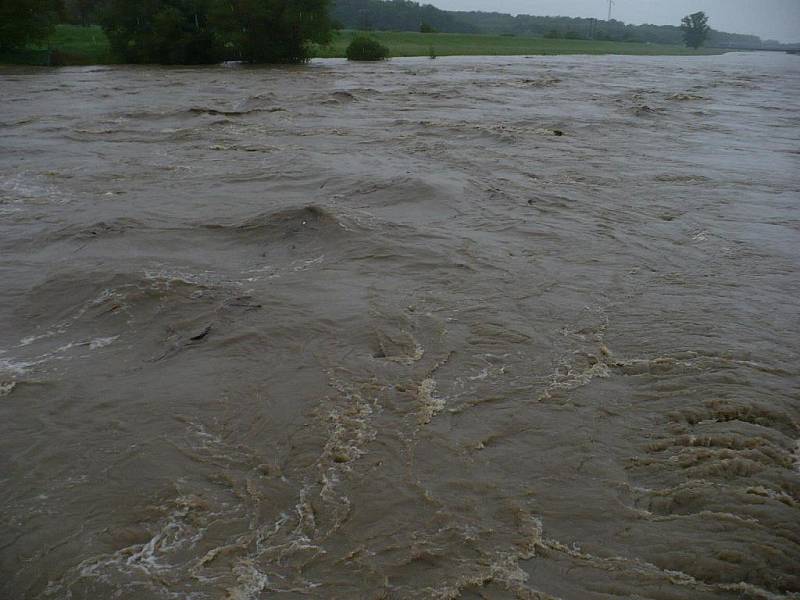 Řeka Morava u Hodonína v pondělí 17. května po 16.00