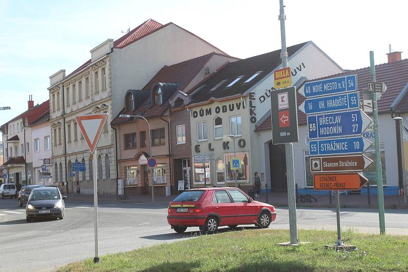 Křižovatky dvou státních silnic ve středu Veselí nad Moravou. Na jaře má začít jejich přestavba na okružní křižovatky.