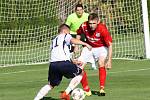 Fotbalisté Šardic (v červených dresech) přestříleli v prvním předkole krajského poháru rivala z Kyjova 5:4 a postoupili do další fáze jihomoravské soutěže.