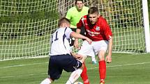 Fotbalisté Šardic (v červených dresech) přestříleli v prvním předkole krajského poháru rivala z Kyjova 5:4 a postoupili do další fáze jihomoravské soutěže.