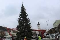 Zdobení vánočního stromu na Masarykově náměstí v Kyjově.