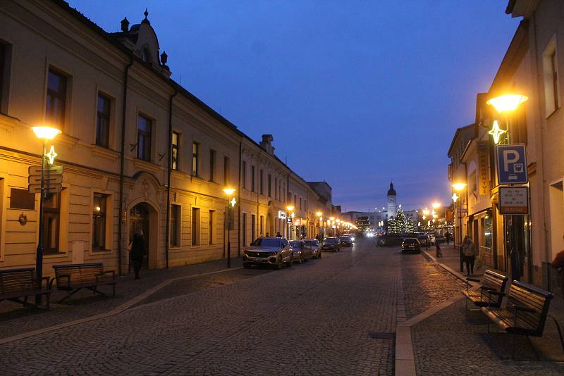 Předvánoční Masarykovo náměstí v Kyjově první prosincový čtvrteční podvečer.