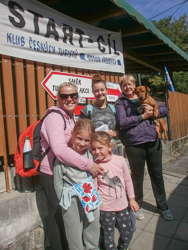 Turisté z Vřesovic vyrazili na výšlap podzimní přírodou.