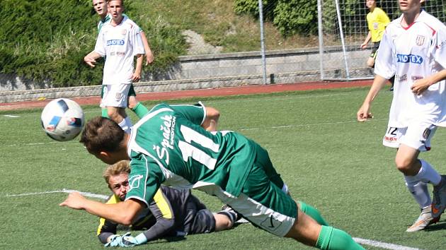 Fotbalisté Dubňan (v zelených dresech) ve 24. kole I.A třídy skupiny deklasovali poslední béčko Břeclavi 8:1. Sobotní duel se hrál na umělé trávě.