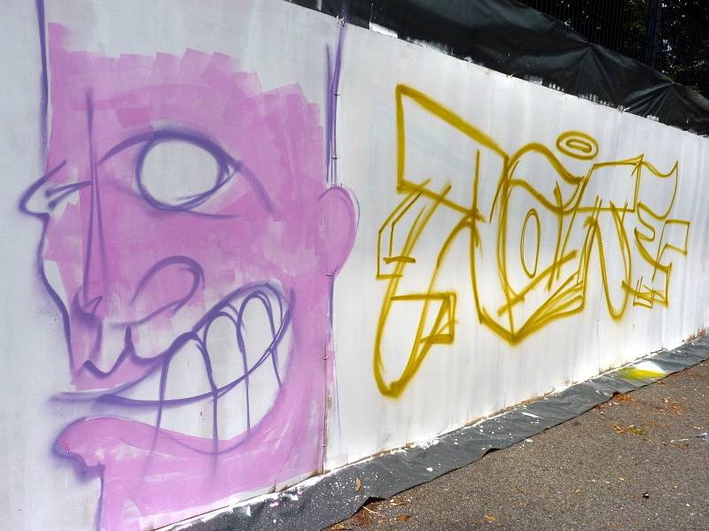 V areálu velkých kasáren za Vartou v Hodoníně se uskutečnil druhý ročník Graffiti Jamu, akce, která má přiblížit umění graffiti místním lidem. Zúčastnilo se jí pět sprejerů, kteří na svých dílech pracovali několik hodin.