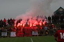 Fotbalisté Hroznové Lhoty (bíločervené dresy) v televizním zápase porazili Vnorovy 5:1. Zápas sledovalo 1500 diváků.