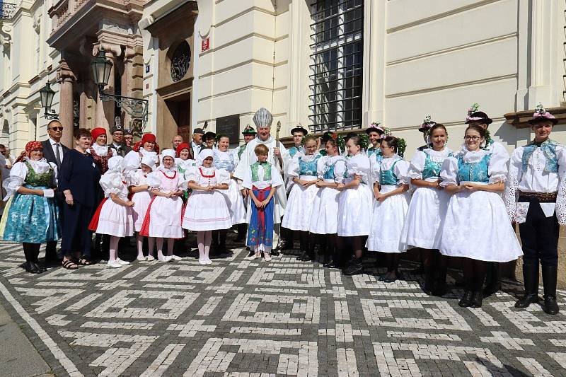 Uvedení Jana Graubnera do úřadu pražského arcibiskupa se účastnili i krojovaní a členové Orla ze Strážnice, kde arcibiskup vyrůstal.