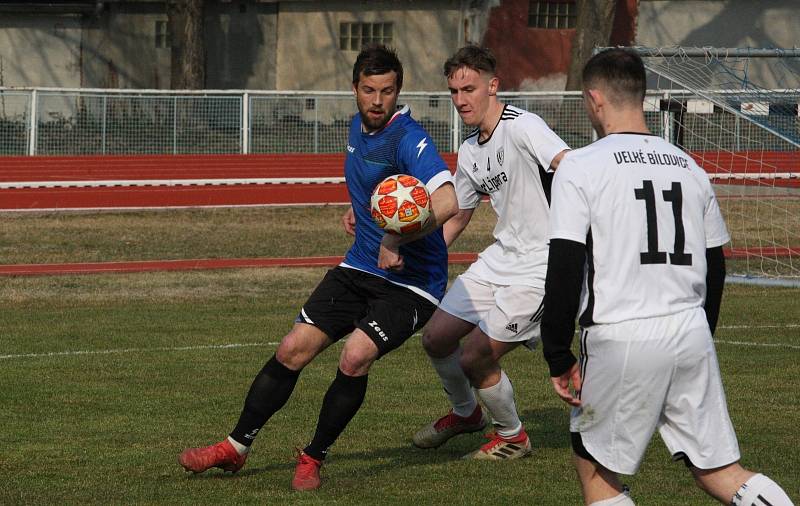 Fotbalisté Kyjova (modré dresy) na úvod jara podlehli Velkým Bílovicím 0:3.