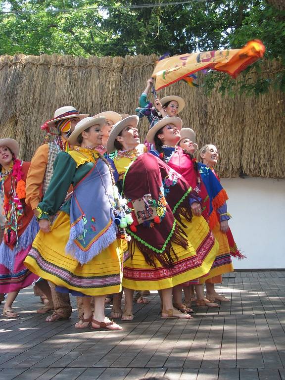 Předpremiérou pořadu Z krajin za obzorem odstartoval jubilejní sedmdesátý ročník Mezinárodního folklorního festivalu Strážnice 2015. Diváci v něm navštívili  nejen Evropu, ale také Latinskou Ameriku, Asii a Afriku. 