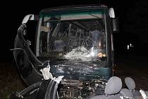 Následky tragické dopravní nehody u Mutěnic, při níž zemřela mladá řidička. 