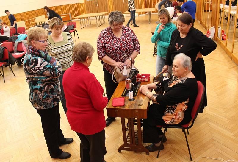 Folklorní soubor Svéráz Podluží uspořádal v pořadí druhé krojové dílny. První kurz byl věnovaný košilím.