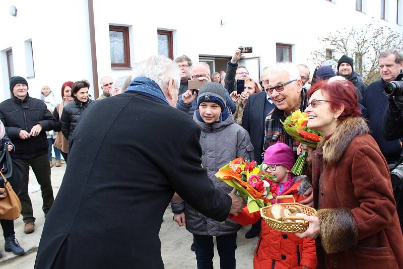 Výjezdní zasedání bývalé vlády Miloše Zemana na statku bývalého ministra zemědělství Jana Fencla spojené se zabijačkou.