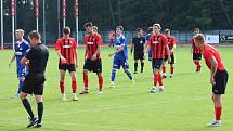 Hodonínští fotbalisté (v červeném) remizovali s Velkým Meziříčím 3:3.