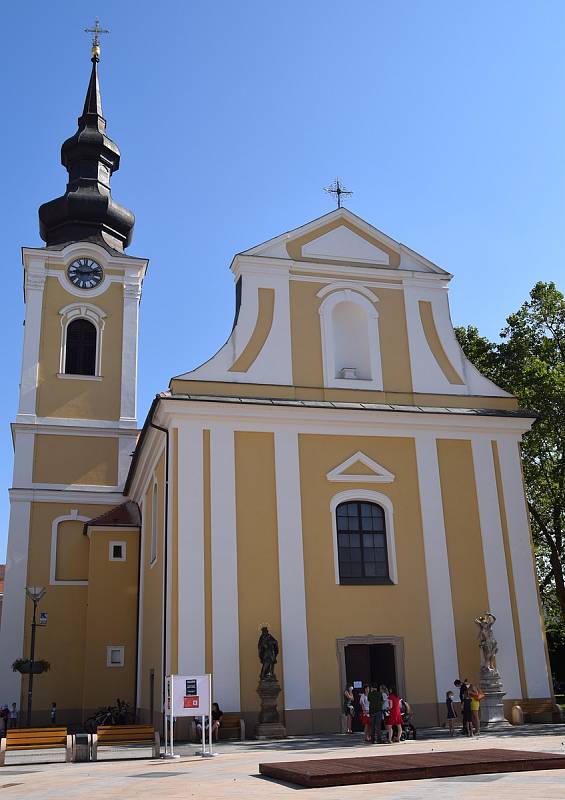 V hodonínském kostele svatého Vavřince sloužil v neděli ráno děkan Josef Zouhar bohoslužbu za všechny, které postihlo čtvrteční řádění tornáda.