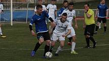 Fotbalisté Kyjova (modré dresy) na úvod jara podlehli Velkým Bílovicím 0:3.