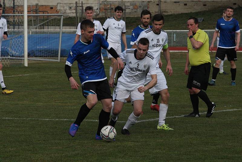 Fotbalisté Kyjova (modré dresy) na úvod jara podlehli Velkým Bílovicím 0:3.