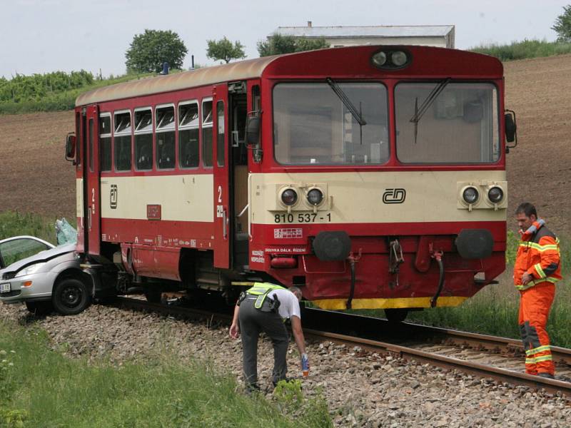 Osobní auto vjelo na přejezdu u Mutěnic přímo pod kola jedoucího vlaku.