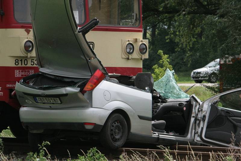 Osobní auto vjelo na přejezdu u Mutěnic přímo pod kola jedoucího vlaku.