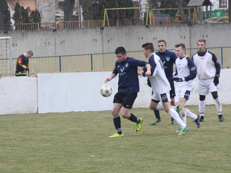 Fotbalisté Mutěnic (modré dresy) zvládli vstup do jara výhrou 3:2 nad sokem ze Svratky Brno.