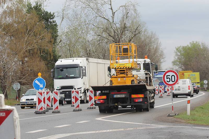 Provoz na silnici I/55 a opravy u křižovatky na Josefov ve čtvrtek ráno.