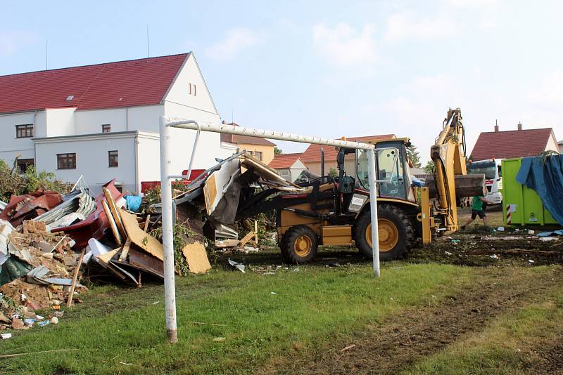 Fotbalové hřiště v zasažených Lužicích se proměnilo v improvizovanou skládku.