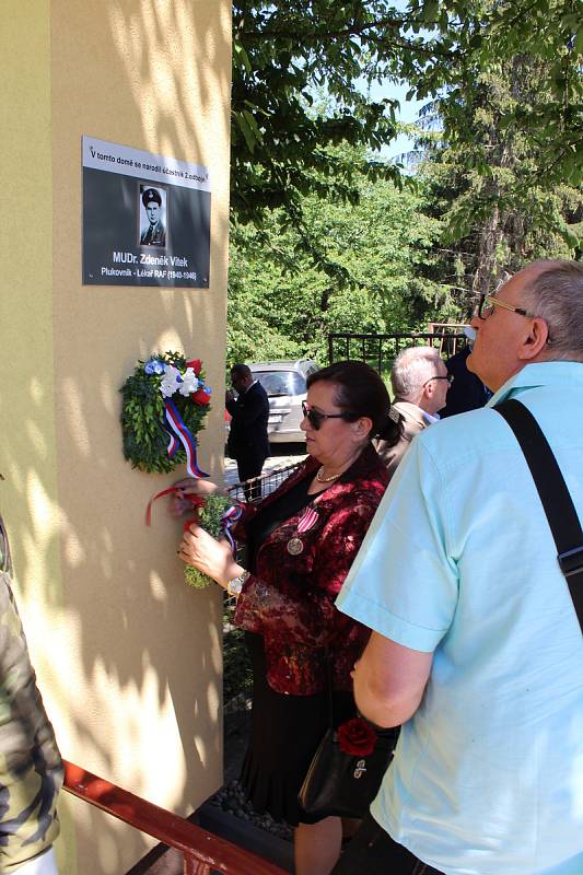 Odhalení pamětní desky lékaři a účastníku druhého odboje Zdeňku Vítkovi ve Vlkoši.