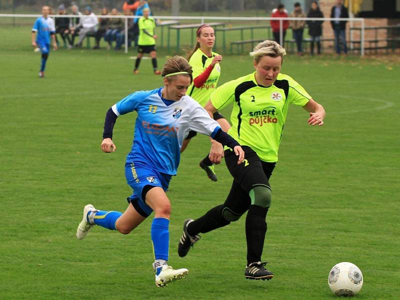 Fotbalistky Vlkoše (v modrých dresech) prodloužily na hřišti Kostelce na Hané vítěznou sérii, když ve druhém kole ženské  divize B zvítězily 2:1.