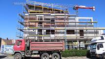 Výstavba prvního z trojice polyfunkčních domů na bývalé tržnici ve Veselí nad Moravou. Stav ve čtvrtek 9. září 2021.