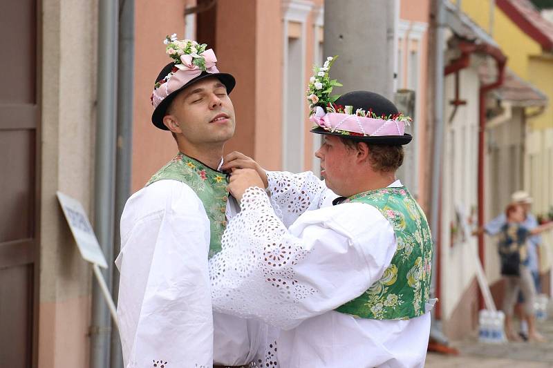 Ze slavnostního průvodu Mezinárodního folklorního festivalu ve Strážnici.