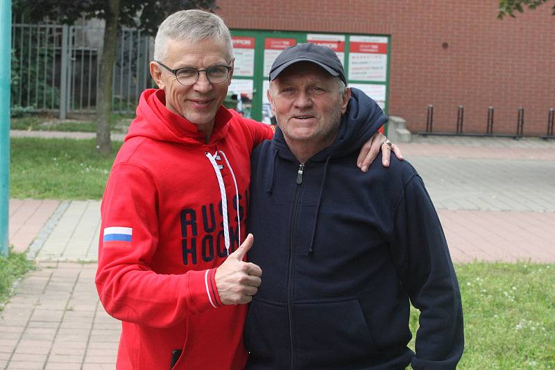 Hráčský agent Jaroslav Zídek (vpravo) s hvězdným Igorem Larionovem v Hodoníně.