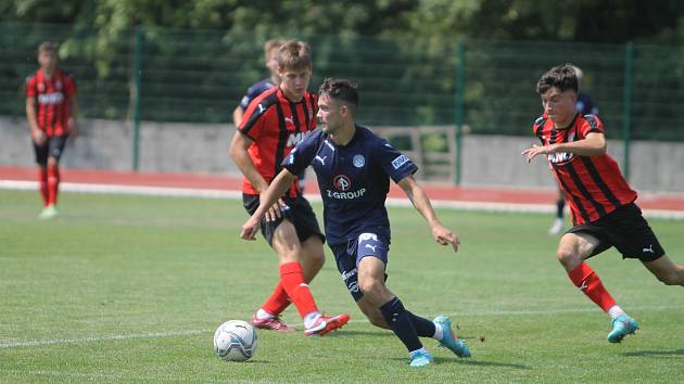 Fotbalisté Hodonína (v červených dresech) porazili rezervu Slovácka 3:0.