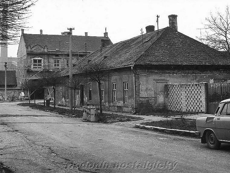 Na snímku bývalá restaurace Mahrer. Fotografie z roku 1975.