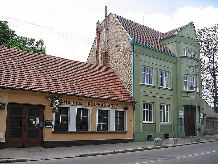 Restaurace U Zrotala, což je nízký bílý dům vpravo. Budova restaurace se dochovala, změnilo se pouze jméno hospody – Pod Kaštany.