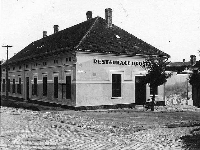 Původní restaurace U Pošty. Ta byla zbořena a místo ní vyrostl internát střední školy.