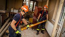 Jihomoravští hasiči pomáhali v sobotu se stabilizováním domů v tornádem zasažených Lužicích.