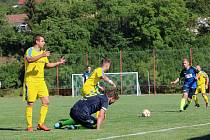 Fotbalisté Nenkovic (ve žlutém) vyzvou ve finále okresního poháru Bzenec B.