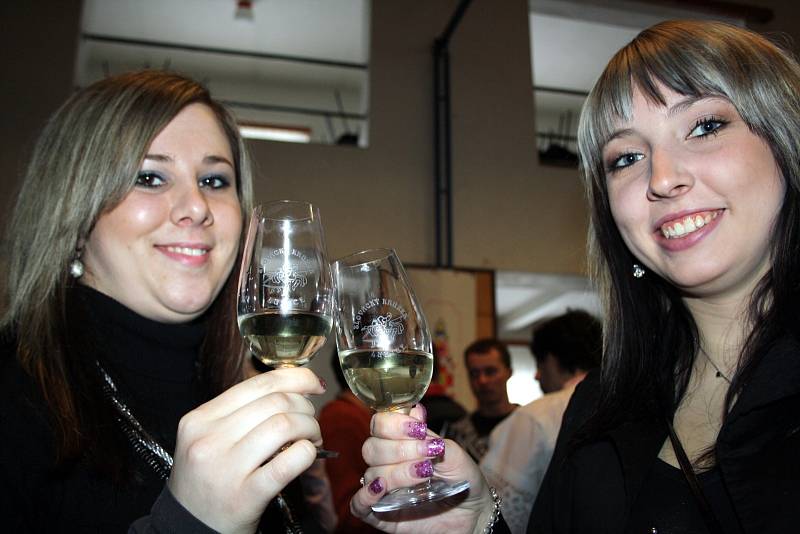 Na velikonoční košt vín dorazili desítky lidí také do Lužic. Návštěvníkům tam zahrála cimbálová muzika Slovácko mladší.